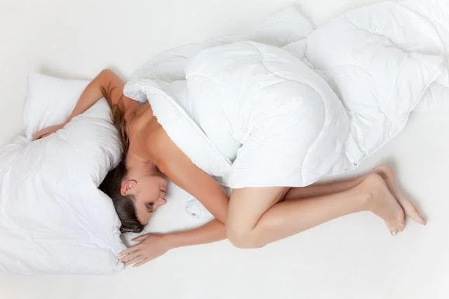 10 redenen waarom naakt slapen gezonder is
