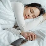 Op linkerzij slapen verkleint kans op maagzuur