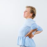 Wat zijn oorzaken van lage rugpijn bij vrouwen?