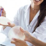 Borstimplantaatchirurgie: Een overzicht van de risico's en gezondheidscomplicaties