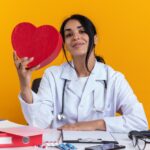 Welke tekenen kunnen wijzen op hartproblemen bij een vrouw?