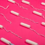 Tampon seks: Kun je seks hebben terwijl je een tampon draagt?